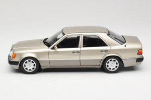 Mercedes 500E W124 Smoke Silver Edição Concessionário Norev 1:18 B66040724 Metal - imagem 4 de 8