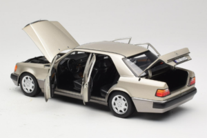 Mercedes 500E W124 Smoke Silver Edição Concessionário Norev 1:18 B66040724 Metal - imagem 5 de 8