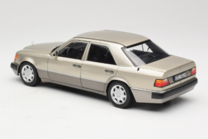 Mercedes 500E W124 Smoke Silver Edição Concessionário Norev 1:18 B66040724 Metal - imagem 7 de 8