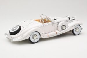 Mercedes 500K Special Roadster Branco Premiere Edition Maisto 1:18 536055 Metal - imagem 3 de 8