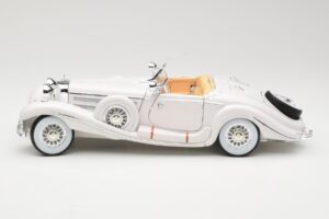 Mercedes 500K Special Roadster Branco Premiere Edition Maisto 1:18 536055 Metal - imagem 4 de 8