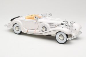 Mercedes 500K Special Roadster Branco Premiere Edition Maisto 1:18 536055 Metal - imagem 6 de 8