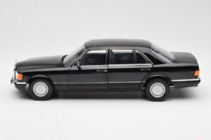 Mercedes 560 SEL W126 Preto Edição Dealer Norev 1:18 B66040599 Metal - imagem 4 de 8