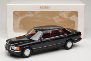 Mercedes 560 SEL W126 Preto Com Interior Vermelho Norev 1:18 183788 Metal - imagem 2 de 8