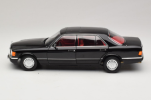 Mercedes 560 SEL W126 Preto Com Interior Vermelho Norev 1:18 183788 Metal - imagem 3 de 8