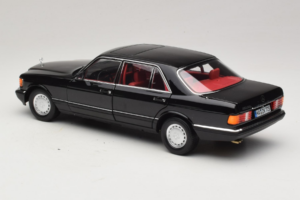 Mercedes 560 SEL W126 Preto Com Interior Vermelho Norev 1:18 183788 Metal - imagem 4 de 8