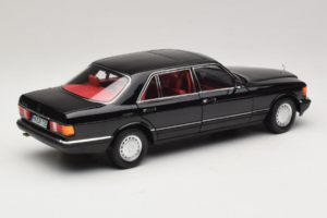 Mercedes 560 SEL W126 Preto Com Interior Vermelho Norev 1:18 183788 Metal - imagem 5 de 8