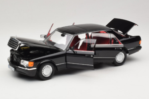 Mercedes 560 SEL W126 Preto Com Interior Vermelho Norev 1:18 183788 Metal - imagem 8 de 8