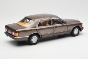 Mercedes 560 SEL W126 Impala Castanho Edação Dealer Norev 1:18 B66040646 Metal - imagem 3 de 8