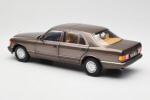 Mercedes 560 SEL W126 Impala Castanho Edação Dealer Norev 1:18 B66040646 Metal - imagem 7 de 8