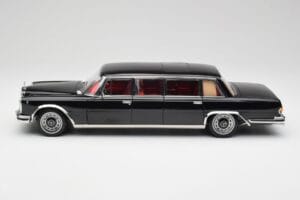 Mercedes 600 Pullman W100 Preto NZG 1:18 1071/50 Metal - imagem 4 de 8
