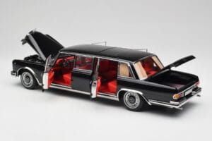 Mercedes 600 Pullman W100 Preto NZG 1:18 1071/50 Metal - imagem 5 de 8