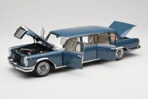 Mercedes 600 Pullman W100 Azul NZG 1:18 B66040707 Metal - imagem 2 de 8