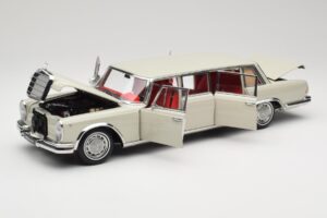 Mercedes 600 Pullman W100 Cinzento Claro NZG 1:18 B66040708 Metal - imagem 2 de 8