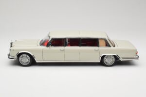 Mercedes 600 Pullman W100 Cinzento Claro NZG 1:18 B66040708 Metal - imagem 4 de 8