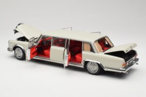 Mercedes 600 Pullman W100 Cinzento Claro NZG 1:18 B66040708 Metal - imagem 5 de 8