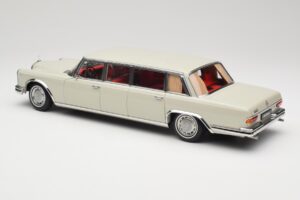 Mercedes 600 Pullman W100 Cinzento Claro NZG 1:18 B66040708 Metal - imagem 7 de 8