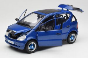 Mercedes A-Class W168 Azul Escuro Maisto 1:18 B66005219 Metal - imagem 2 de 8