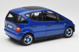 Mercedes A-Class W168 Azul Escuro Maisto 1:18 B66005219 Metal - imagem 3 de 8