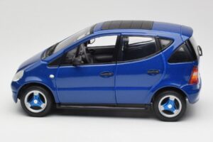 Mercedes A-Class W168 Azul Escuro Maisto 1:18 B66005219 Metal - imagem 4 de 8