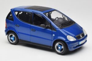 Mercedes A-Class W168 Azul Escuro Maisto 1:18 B66005219 Metal - imagem 6 de 8