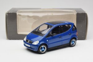Mercedes A-Class W168 Azul Escuro Maisto 1:18 B66005219 Metal - imagem 8 de 8