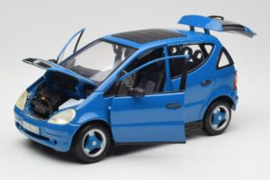 Mercedes A-Class W168 Azul Claro Maisto 1:18 37800-M5 Metal - imagem 2 de 8