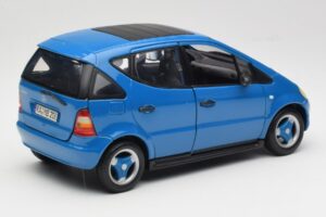 Mercedes A-Class W168 Azul Claro Maisto 1:18 37800-M5 Metal - imagem 3 de 8