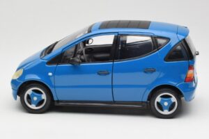 Mercedes A-Class W168 Azul Claro Maisto 1:18 37800-M5 Metal - imagem 4 de 8