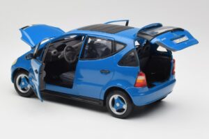 Mercedes A-Class W168 Azul Claro Maisto 1:18 37800-M5 Metal - imagem 5 de 8