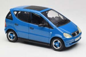 Mercedes A-Class W168 Azul Claro Maisto 1:18 37800-M5 Metal - imagem 6 de 8
