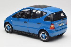 Mercedes A-Class W168 Azul Claro Maisto 1:18 37800-M5 Metal - imagem 7 de 8