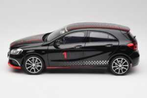 Mercedes A-Class W176 AMG Preto Norev 1:18 183596 Metal - imagem 4 de 8