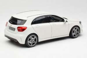 Mercedes A-Class W176 Cirrus Branco Norev 1:18 B66960126 Metal - imagem 3 de 8