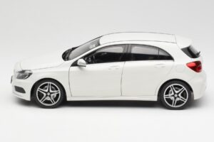 Mercedes A-Class W176 Cirrus Branco Norev 1:18 B66960126 Metal - imagem 4 de 8