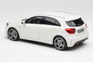 Mercedes A-Class W176 Cirrus Branco Norev 1:18 B66960126 Metal - imagem 7 de 8
