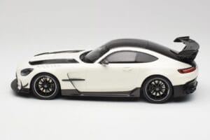 Mercedes AMG GT C190 Black Series Designo Diamond Branco Metallic Minichamps 1:18 155032022 Metal - imagem 3 de 6