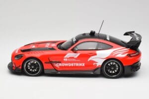 Mercedes AMG GT Black Series F1 Safety Car 2022 Minichamps 1:18 153032093 Metal - imagem 3 de 6