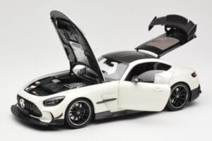 Mercedes AMG GT C190 Black Series Diamond White Metallic Minichamps 1:18 110032020 Metal - imagem 2 de 8