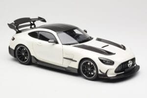 Mercedes AMG GT C190 Black Series Diamond White Metallic Minichamps 1:18 110032020 Metal - imagem 6 de 8
