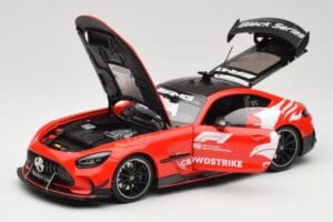 Mercedes AMG GT C190 Black Series Safety Car F1 2024 Minichamps 1:18 110032090 Metal - imagem 2 de 8