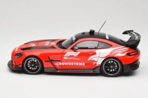 Mercedes AMG GT C190 Black Series Safety Car F1 2024 Minichamps 1:18 110032090 Metal - imagem 4 de 8