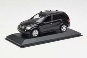 Mercedes AMG ML 63 W164 Preto Minichamps 1:43 400037670 Metal - imagem 2 de 4