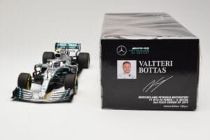 Mercedes AMG Petronas Motorsport W10 #77 V. Bottas 2nd Place Chinese GP 2019 Minichamps 1:18 110190377 Metal - imagem 6 de 6