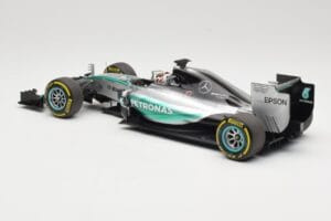 Mercedes AMG Petronas W06 Hybrid #44 L. Hamilton F1 World Champion 2015 Minichamps 1:18 186150044 Metal - imagem 5 de 6