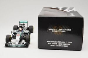 Mercedes AMG Petronas W06 Hybrid #44 L. Hamilton F1 World Champion 2015 Minichamps 1:18 186150044 Metal - imagem 6 de 6