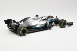Mercedes AMG Petronas W10 #44 L. Hamilton Winner Chinese GP 2019 Minichamps 1:18 110190344 Metal - imagem 2 de 6