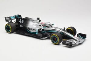 Mercedes AMG Petronas W10 #44 L. Hamilton Winner Chinese GP 2019 Minichamps 1:18 110190344 Metal - imagem 4 de 6