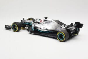 Mercedes AMG Petronas W10 #44 L. Hamilton Winner Chinese GP 2019 Minichamps 1:18 110190344 Metal - imagem 5 de 6