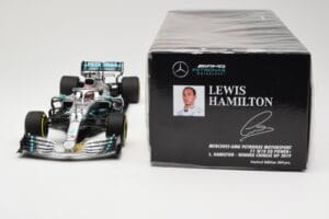 Mercedes AMG Petronas W10 #44 L. Hamilton Winner Chinese GP 2019 Minichamps 1:18 110190344 Metal - imagem 6 de 6